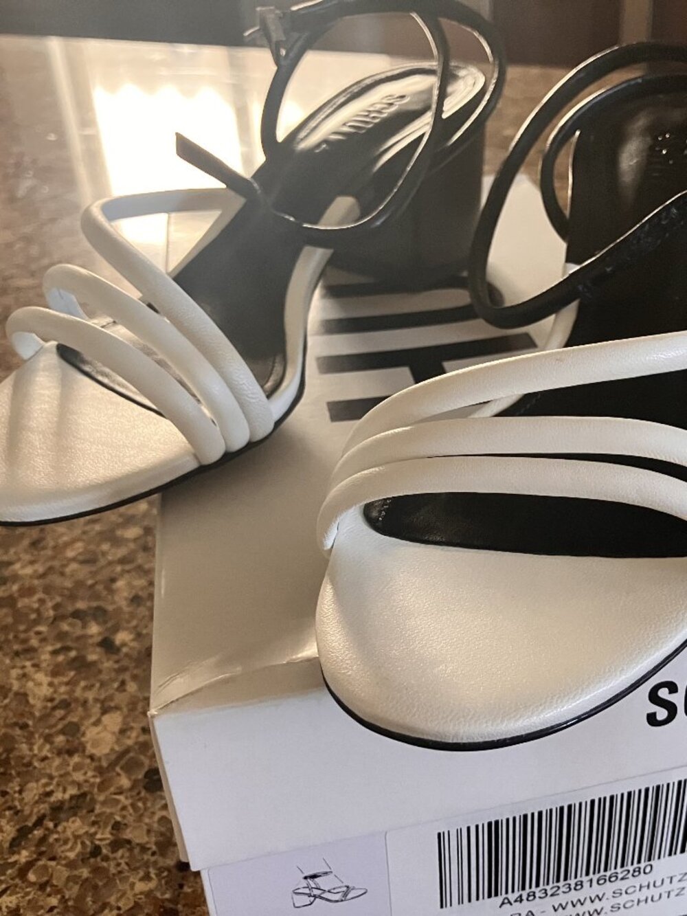 Schutz Airya black & white strappy sandal - sz. 6